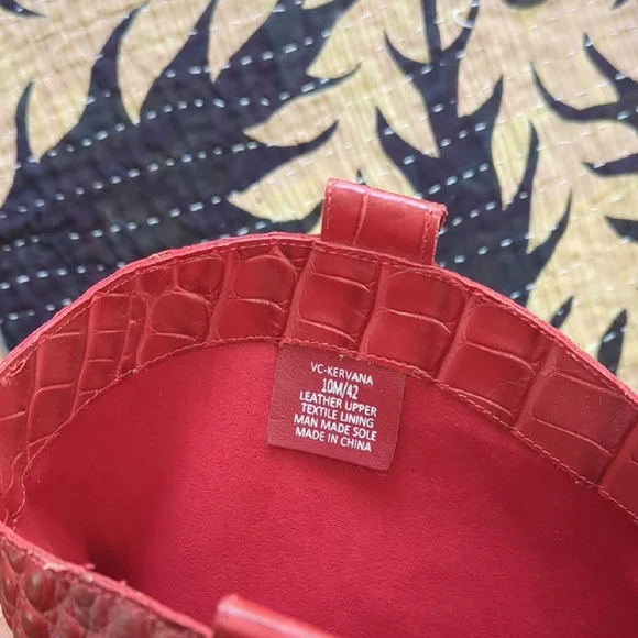 Elegant Red Croc-Embossed Knee-High Boots - Picture 4 of 10